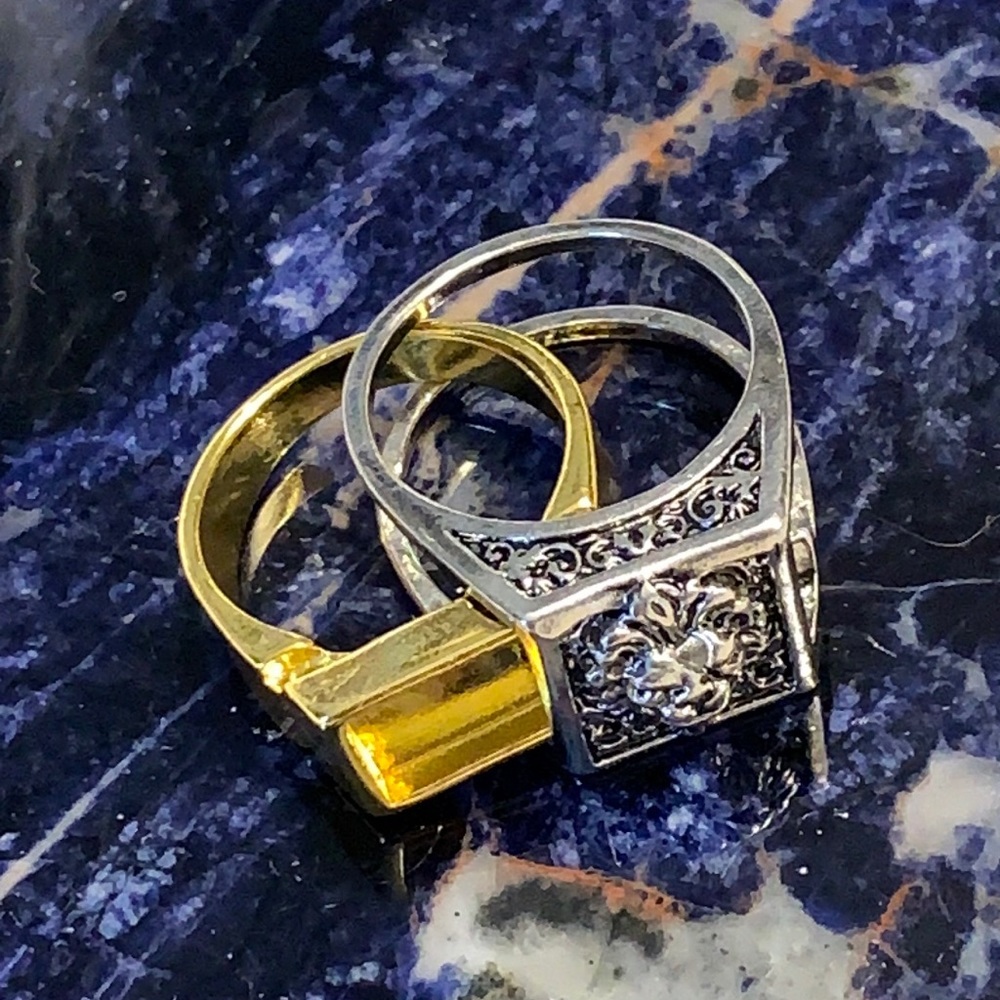 Lion ring with compartment size 7.